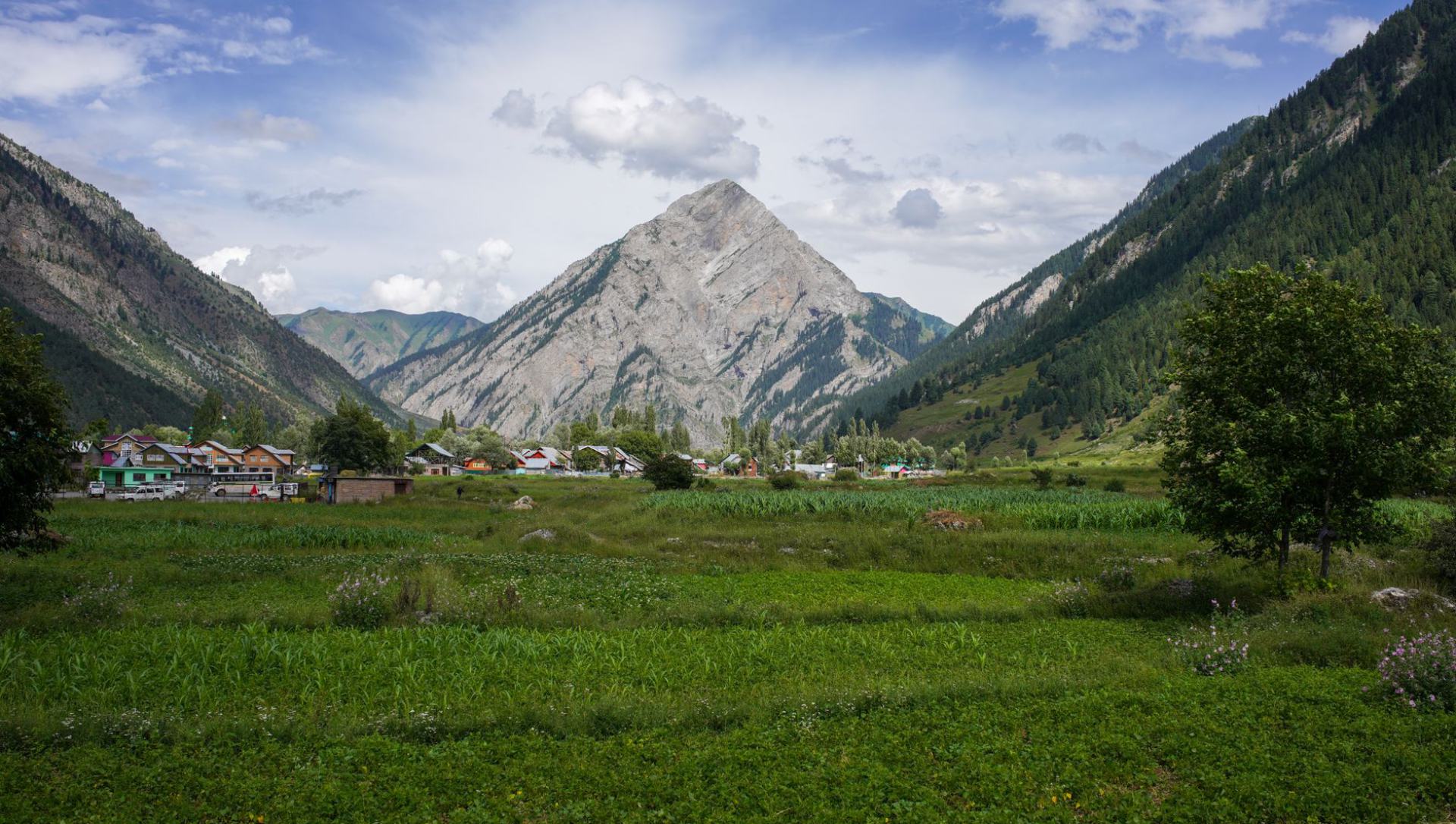 Gurez Valley river and Habba Khatoon mountain views